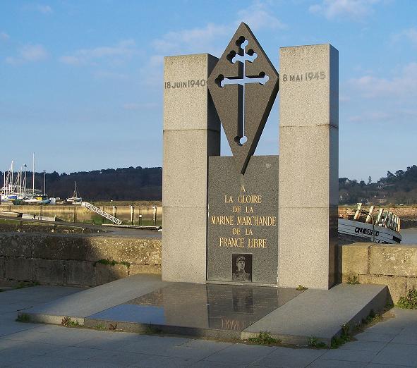 Paimpol Monument à la gloire de la Marine marchande de la France Libre situé au bout du quai Loty